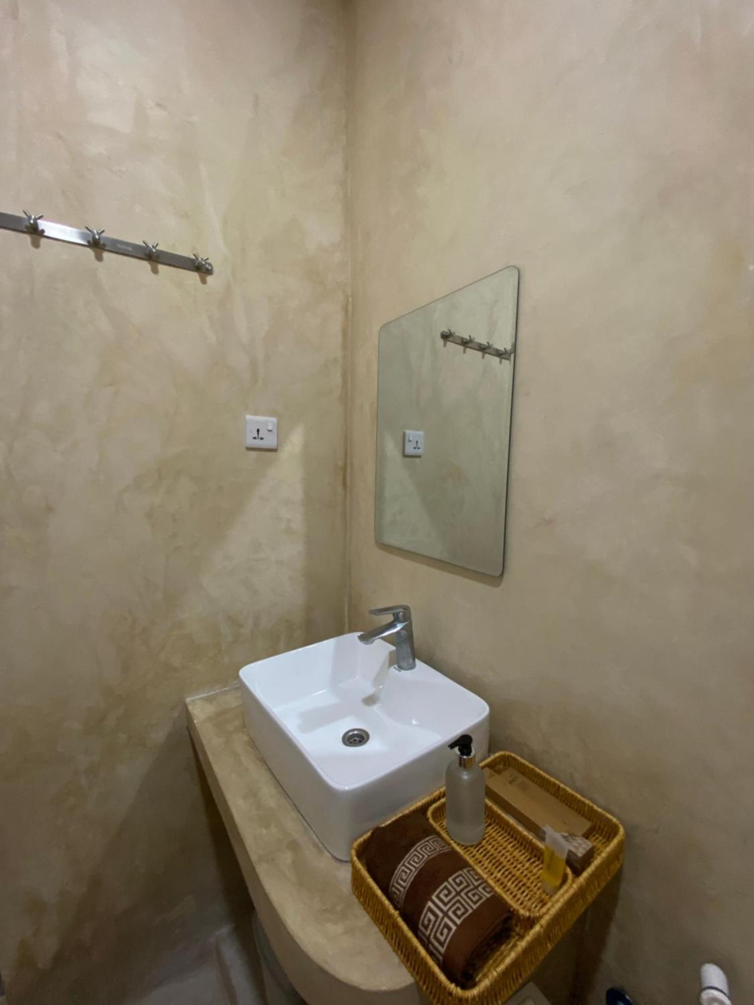 Sumaku House Bed & Breakfast Bwejuu